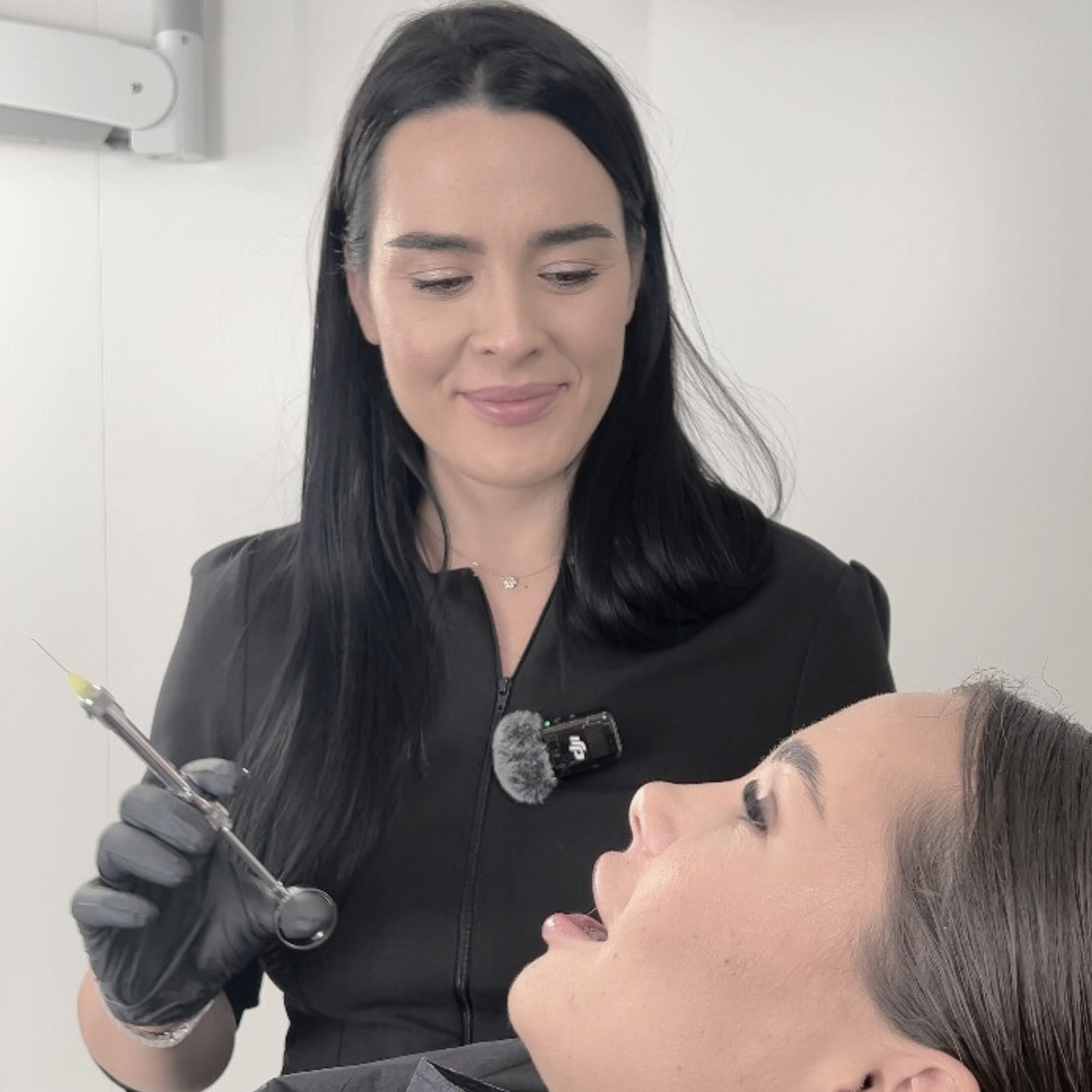 Lek. stom. Iwona Gnach z Unident Union podczas prezentacji filozofii First Bond Then Ortho – leczenia ortodontycznego dorosłych bez ekstrakcji, prowadzonego z subtelnością, logiką i pełnym szacunkiem do struktury zębów.